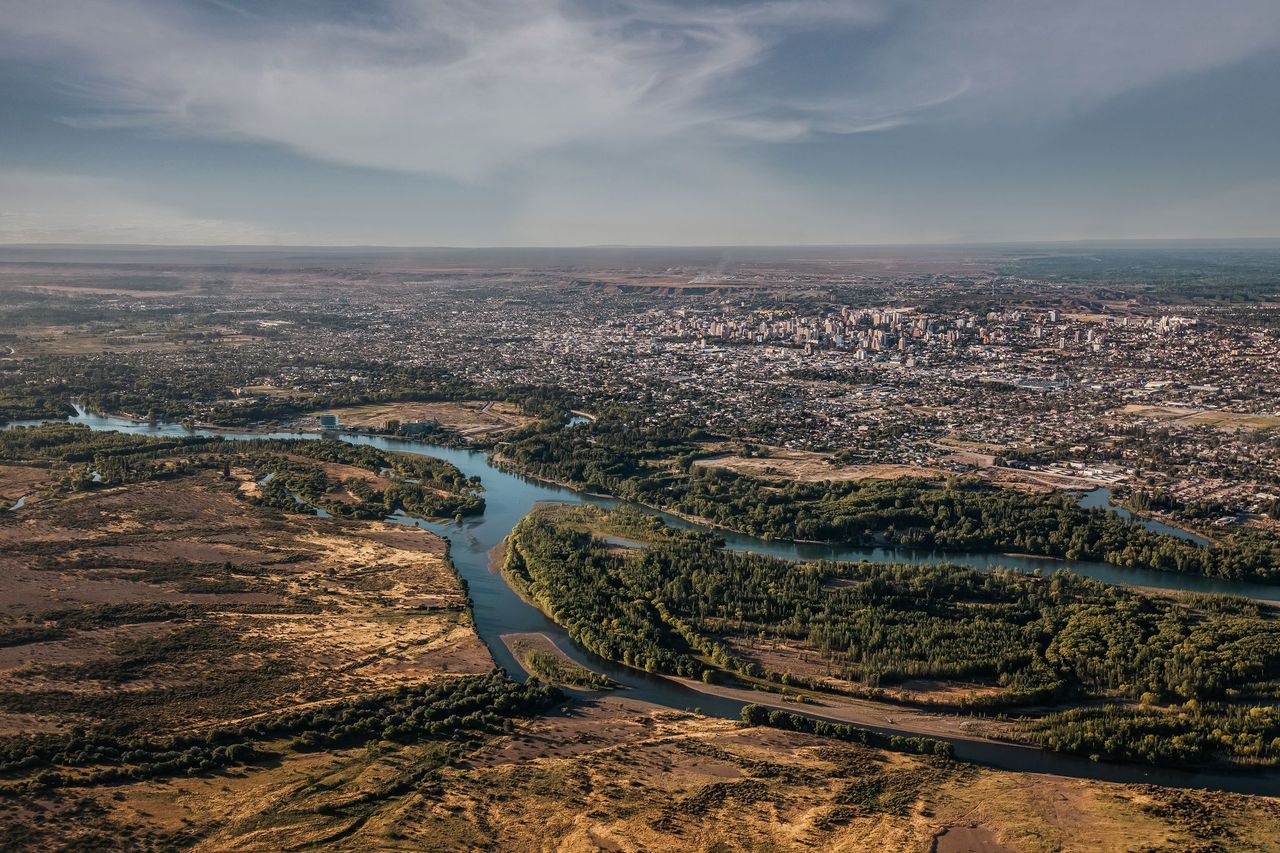 Confluencia de los ríos y el valle desde el aire, con Neuquén Capital al fondo